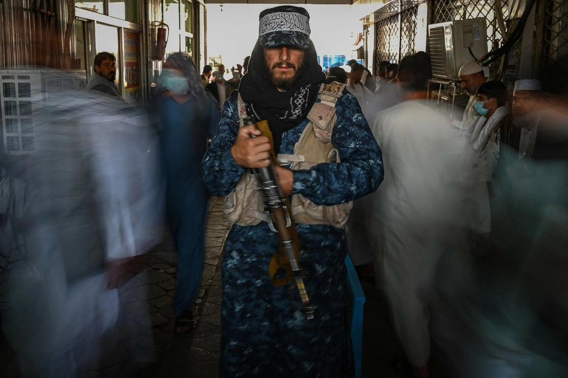 Un combatiente talibán hace guardia en un mercado en Kabul el 5 de septiembre de 2021. Foto Afp