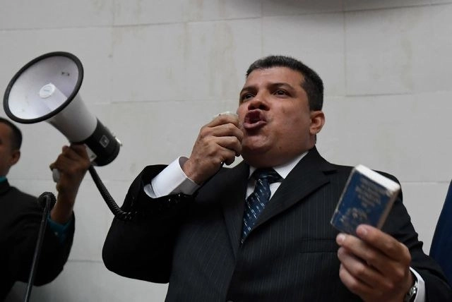 Luis Parra se autoproclamó jefe de la Asamblea Nacional de Venezuela. Foto Afp