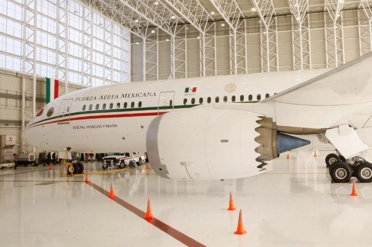 “En una u otra opción, si se vende, si se renta, si se rifa, va a regresar el dinero al pueblo”, dijo el presidente Andrés Manuel López Obrador sobre el avión. Foto Roberto García Ortiz / Archivo