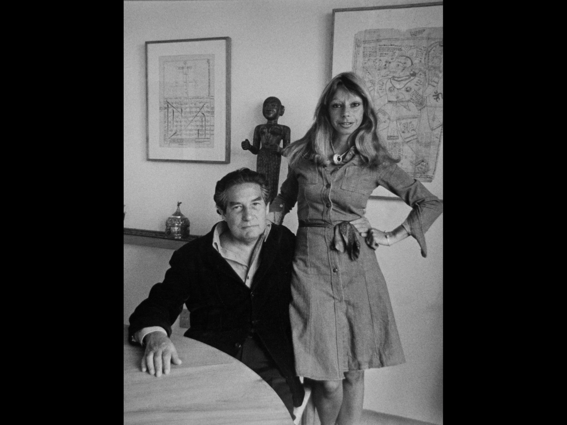 Octavio Paz y Marie-José Tramini captados por Rogelio Cuéllar en septiembre de 1975 en su departamento de la calle Río Lerma, una imagen que utilizaron las autoridades culturales de México en la ceremonia donde fueron depositadas las cenizas del poeta y su esposa, en San Ildefonso, sin poner el crédito del fotógrafo

