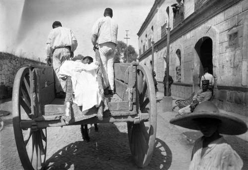 Las conferencias se transmitirán cada semana en el canal de YouTube del Instituto de Investigaciones Históricas de la UNAM. Participarán especialistas de México y otras naciones de AL. En la imagen, 'Atacado de influenza española', 1918. Foto teca del INAH. Inv. 75735