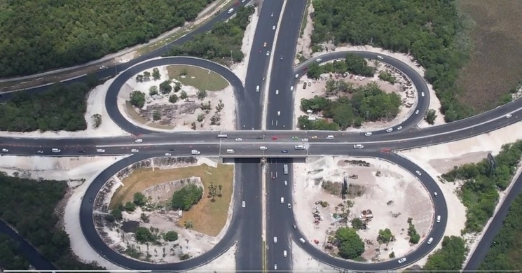 Sobrevuelo en el distribuidor vial de Cancún que realizó el Presidente, Andrés Manuel López Obrador.