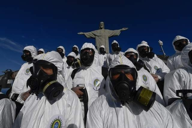 Soldados brasileños durante una desinfección en la estatua del Cristo Redentor en la montaña del Corcovado. Foto Afp