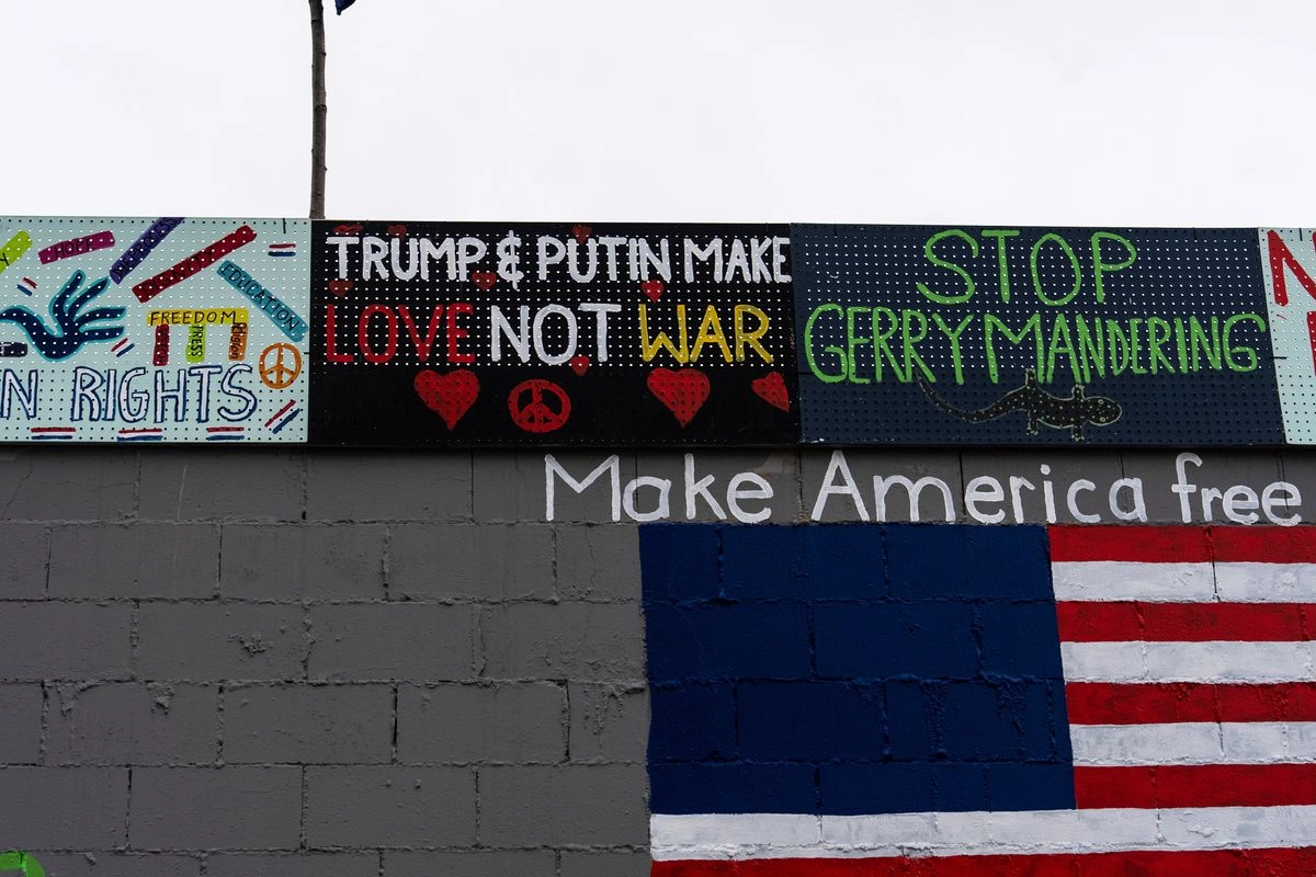  Muro decorado con mensajes políticos y sociales en Anchorage, Alaska, de cara a la reunión entre el presidente Donald Trump y su homólogo ruso, Vladimir Putin, en la que se abordará el conflicto en Ucrania.