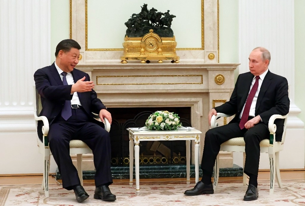 El presidente ruso, Vladimir Putin, alabó el lunes la posición "equilibrada" de su homólogo Xi Jinping sobre Ucrania. Foto Sputnik y Kremlin, vía Ap 