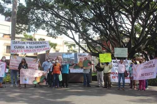 Activistas protestaron ayer en el zócalo de Cuernavaca contra la empresa canadiense Alamos Gold (antes Esperanza Silver), la cual prepara la apertura de una mina en el cerro Colotepec, ubicado entre los municipios de Temixco y Xochitepec. Foto Rubicela Morelos