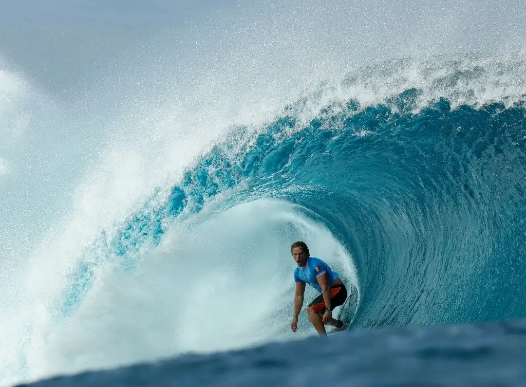 Alan Cleland fue eliminado en octavos de final de los Juegos Olímpicos de París 2024 por el francés Joan Duru en una reñida contienda en el mar de Tahití. Por el formato de competencia, otros surfistas con menor puntuación sí accedieron a la siguiente fase. El colimense se volvió tendencia en redes sociales por el gran apoyo de la afición mexicana. En tanto, los clavadistas Kevin Berlín y Randal Willars quedaron a 4 unidades del bronce en plataforma, ganada por China, Gran Bretaña y Canadá. Foto Afp 