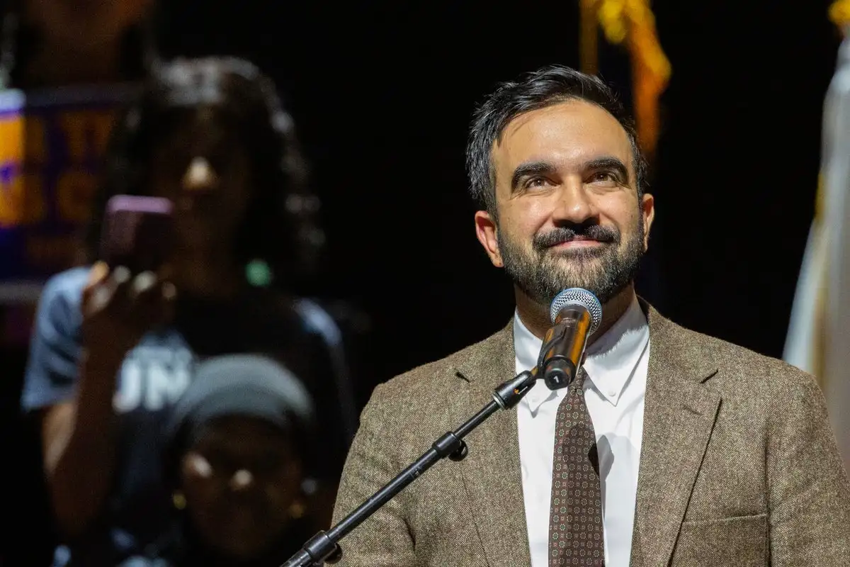 El candidato demócrata a la alcaldía de Nueva York, Zohran Mamdani, habla durante un mitin de campaña en Nueva York, el lunes 13 de octubre de 2025. Foto: