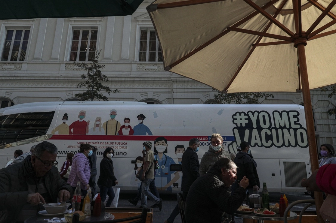 Chile, Perú y Paraguay reportaron descensos en nuevas infecciones de coronavirus. La imagen, en Santiago, el 24 de mayo de 2021. Foto Ap 