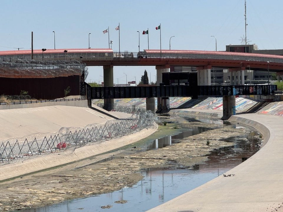 El río Bravo luce seco en el tramo fronterizo entre Ciudad Juárez y El Paso. Imagen tomada en abril de 2025. Foto 