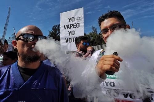Manifestación afuera del Senado para evitar que se prohíban los cigarrillos electrónicos.Foto Marco Peláez