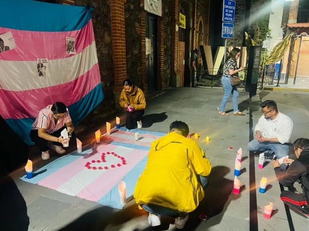 Activistas colocan veladoras a manera de protesta por transfeminicidios
