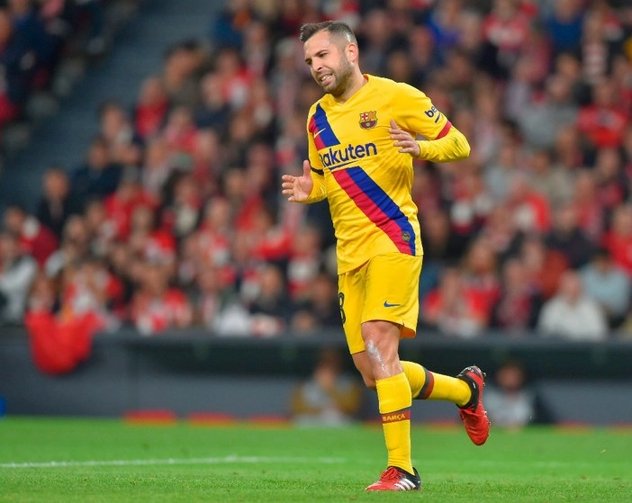 El defensa del Barcelona, Jordi Alba, se unió al capitán del equipo, Lionel Messi, en sus críticas al director deportivo del club, Eric Abidal. Foto Afp