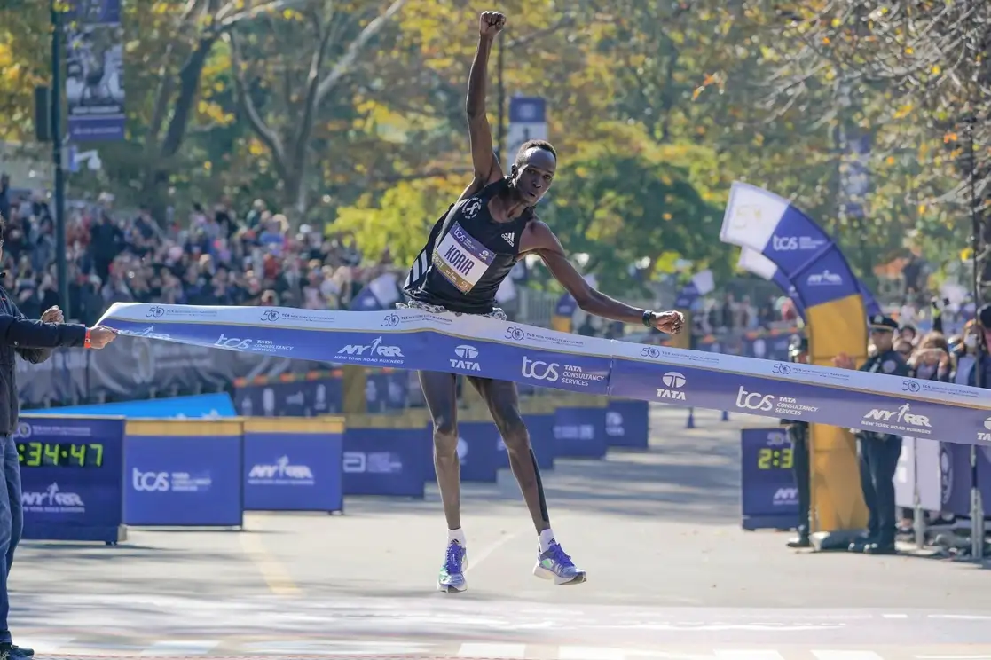 El keniano Albert Korir llega a la meta del Maratón de NY en primer lugar. Foto Ap