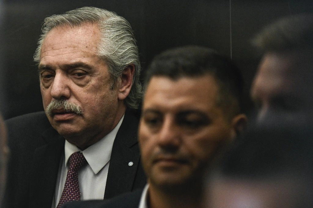 El expresidente argentino Alberto Fernández, izquierda, abandona un tribunal federal después de testificar en un caso de violencia de género presentado en su contra por su exesposa Fabiola Yáñez en Buenos Aires, Argentina, el 4 de febrero de 2025. Foto Ap