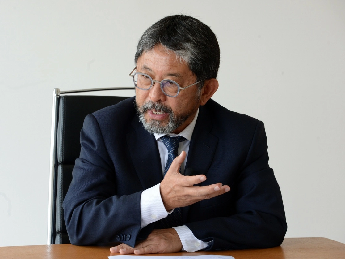 Alberto Ken Oyama actualmente es investigador Titular C en la UNAM e investigador nivel III del Sistema Nacional de Investigadores. Sus áreas de especialidad son la Ecología Molecular, la Ecología de las Interacciones Bióticas y la Biología de la Conservación. Foto tomada del sitio de https://www.dgcs.unam.mx/boletin/bdboletin/2021_1070.html
