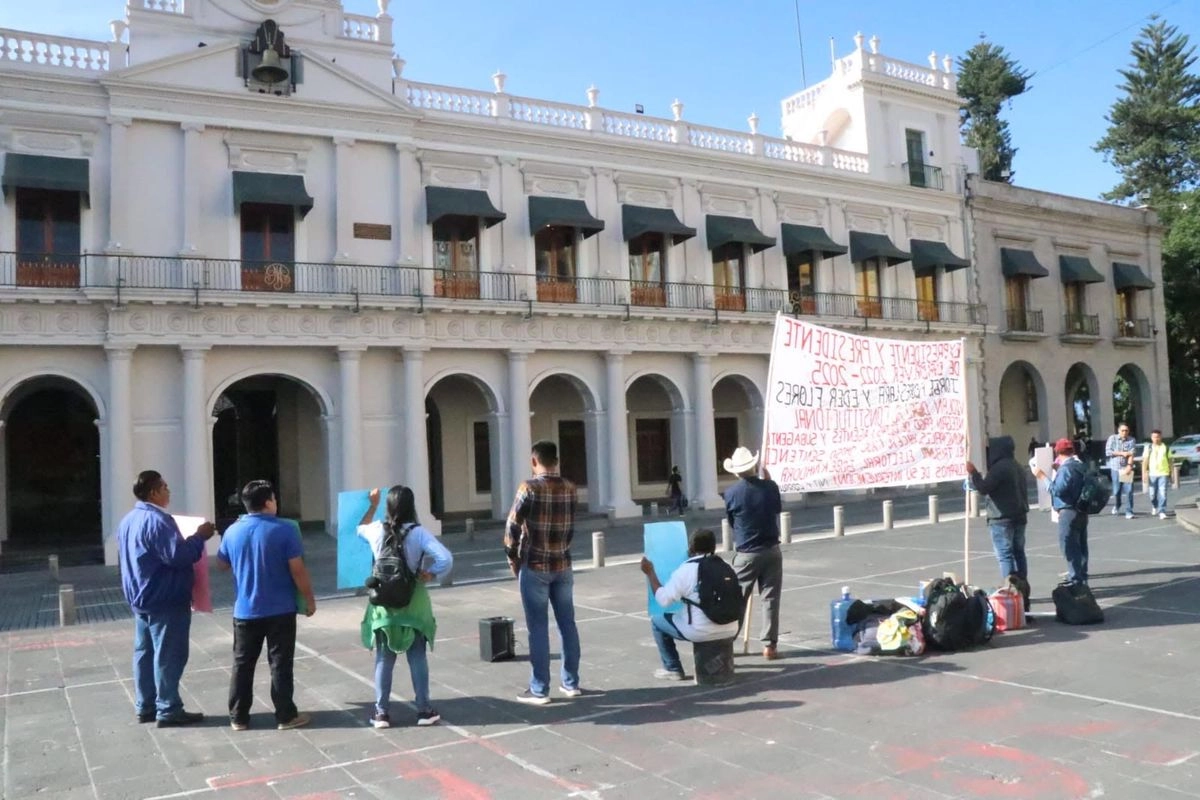 Protesta en el ayuntamien de Chalma debido a que su alcalde, Humberto Flores Ortega, propuso pagar un adeudos mediante la entrega de patrullas, ambulancias y camiones de basura del ayuntamiento, el 6 de octubre de 2025. 