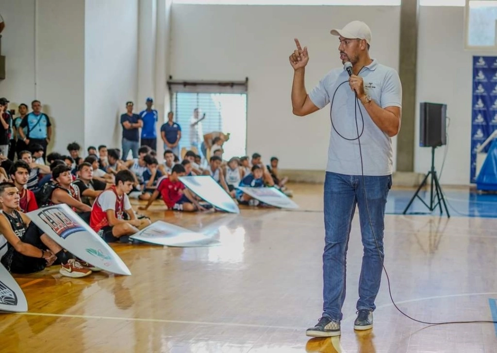 Gustavo Ayón ha compartido a través de sus redes sociales, las visitas que está realizando tras ser invitado a compartir sus experiencias deportivas e invitar a que niñas, niños y adolescentes practiquen deporte. Foto La Jornada