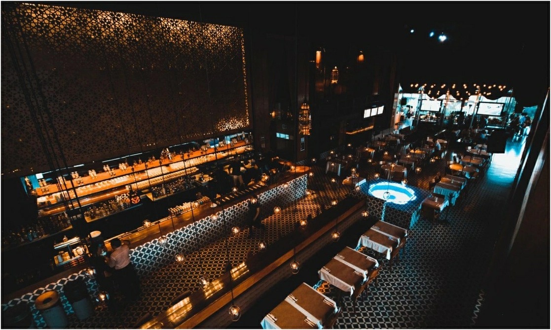 Acompañado de más de 30 uniformados y de personal de la alcaldía dijo que realiza la visita de verificación que es del ámbito administrativo. Foto tomada del siito de https://hookahlounge.com.mx