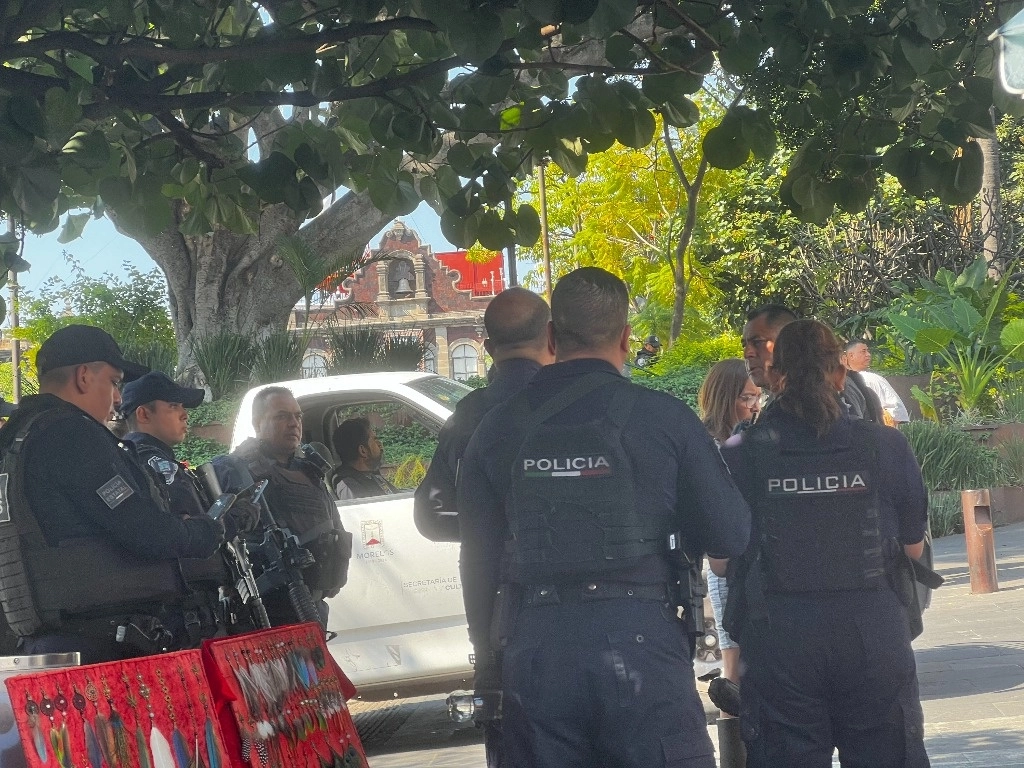 Policías de Cuernavaca ésta mañana en el primer cuadro de la ciudad. Foto Rubicela Morelos
