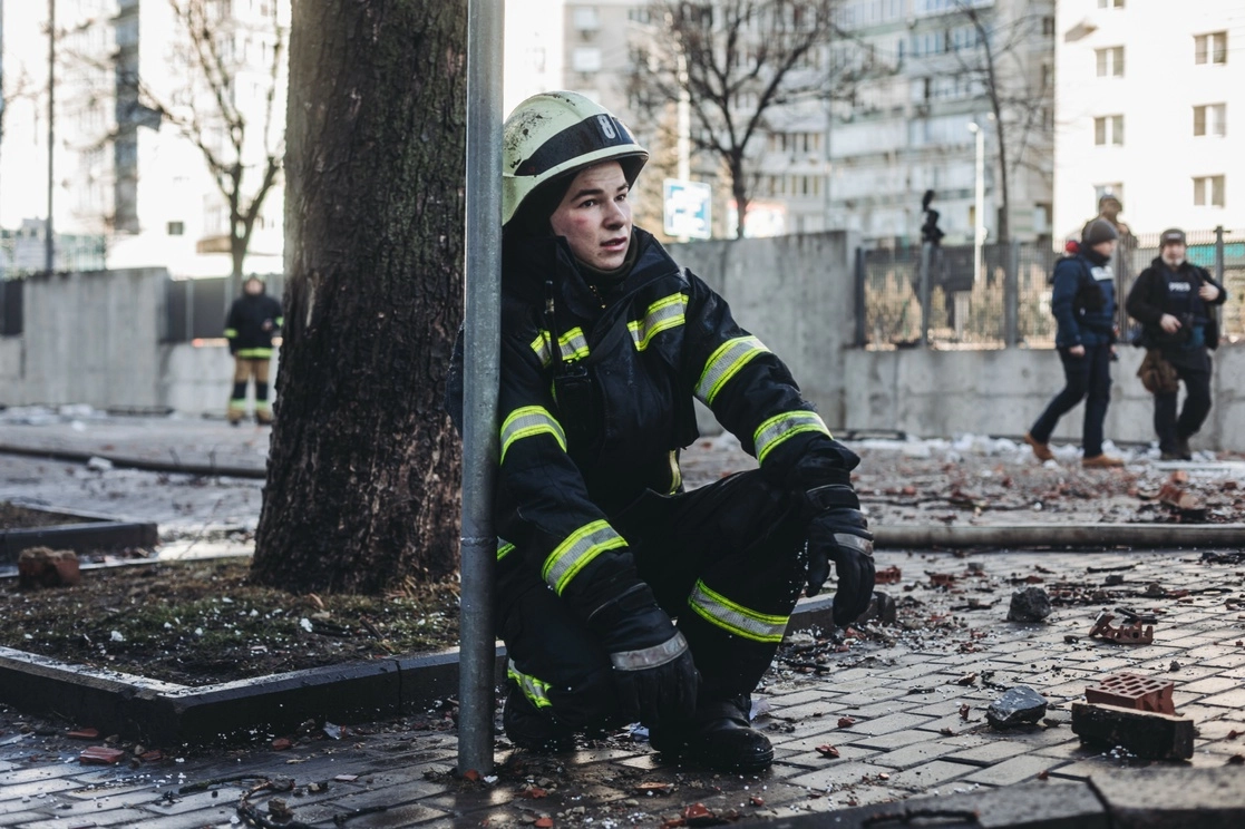 Un bombero en las inmediaciones de un edificio civil bombardeado, en una zona residencial en Kiev, capital de Ucrania, el  26 de febrero de 2022 Foto Europa Press