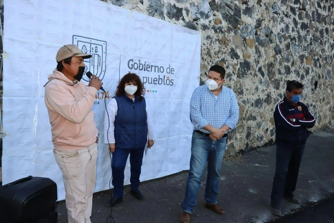 El alcalde de Milpa Alta, Octavio Rivero (Der.)  en la comunidad de San Lorenzo Tlacoyucan. Foto Twitter @GobMilpaAlta
