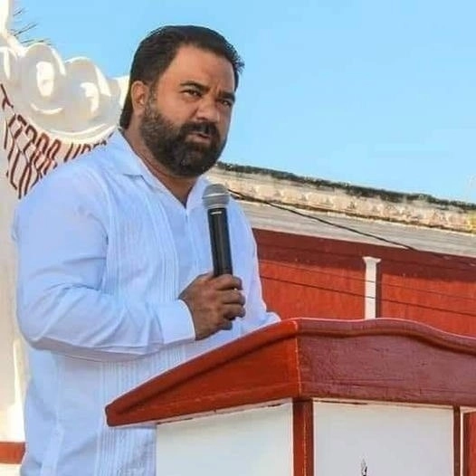 El presidente municipal de Motul, Yucatán, Roger Aguilar Arroyo, agredió a un ciudadano, porque habló mal de él. Foto Tomada de su Facebook