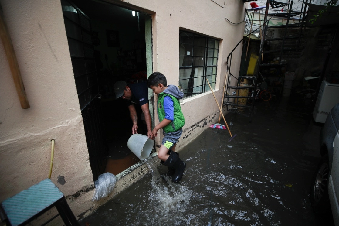 Una casa inundada en una calle de Nezahualcóyotl, el 14 de junio de 2021. Foto Alfredo Domínguez

 
