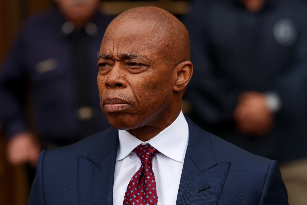 El alcalde de la ciudad de Nueva York, Eric Adams, en el centro, abandona el tribunal federal de Manhattan después de una comparecencia el viernes 27 de septiembre de 2024 en Nueva York. Foto Ap