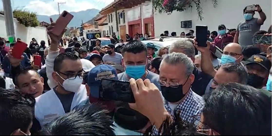 Captura de pantalla del momento en que el alcalde fue rodeado por los locatarios.