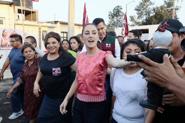 Alcaldes de la CDMX del partido de Morena reconocieron la gestión de Claudia Sheinbaum. En la imagen, la aún jefa del Gobierno capitalino con la delegada de Iztapalapa, Clara Brugada (izq.) Foto Roberto García Ortiz / Archivo