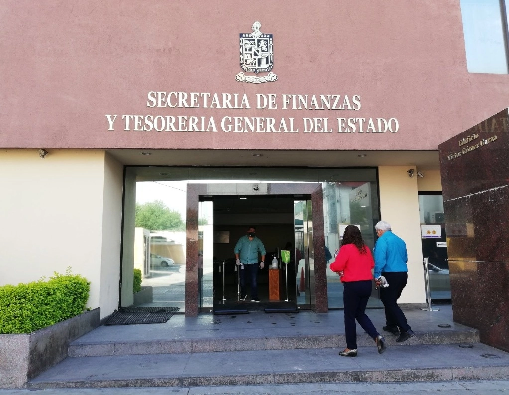 Alcaldes del PRI y PAN, acompañados de vecinos de sus municipios protestaron ante Tesorería Estatal, ante la falta de entrega de 2 mil 500 mdp. Foto tomada de www.facebook.com/SeFiyteNL