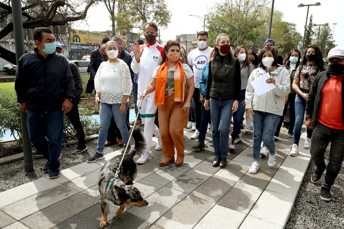 La jefa de Gobierno, Claudia Sheinbaum, encabezó ayer la inauguración de la segunda etapa de intervención del parque lineal Vicente Guerrero, en Iztapalapa. La acompañan, entre otros, Javier Hidalgo y Clara Brugada. Foto María Luisa Severiano