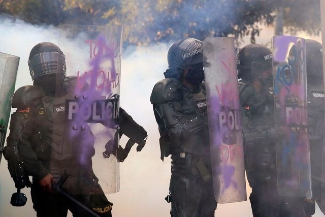 Ayer, durante el cuarto día de protestas en Bogotá contra la muerte de un hombre por la violencia policiaca. Foto Afp 