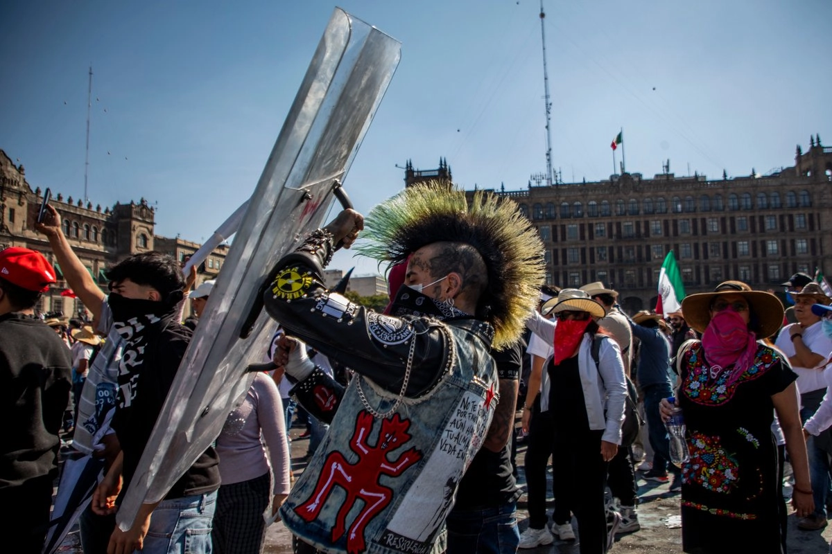 Con la participación de miles de personas, el pasado 15 de noviembre se realizó la marcha autodenominada Generación Z. En el Zócalo capitalino se enfrentaron manifestantes y policia capitalina, donde decenas de personas resultaron lesionadas y detenidas. Foto