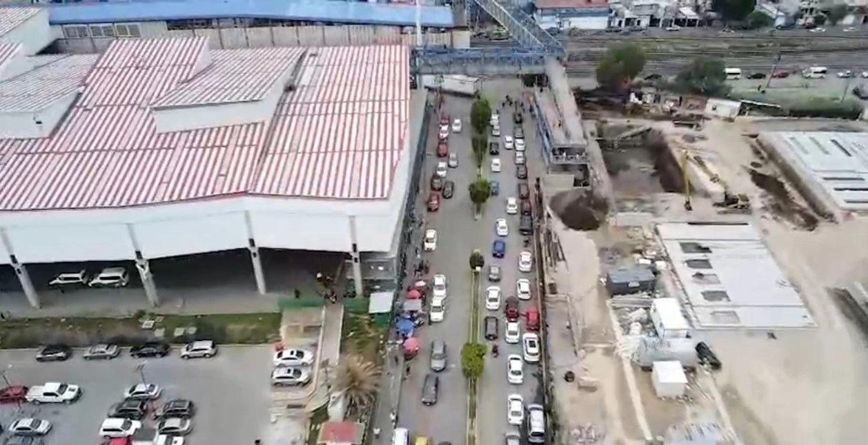 La edil exhibió un vídeo en el cual un tráiler cruza por una avenida principal colateral al Tren Suburbano, y por varios minutos paralizó la circulación de decenas de vehículos. Foto 