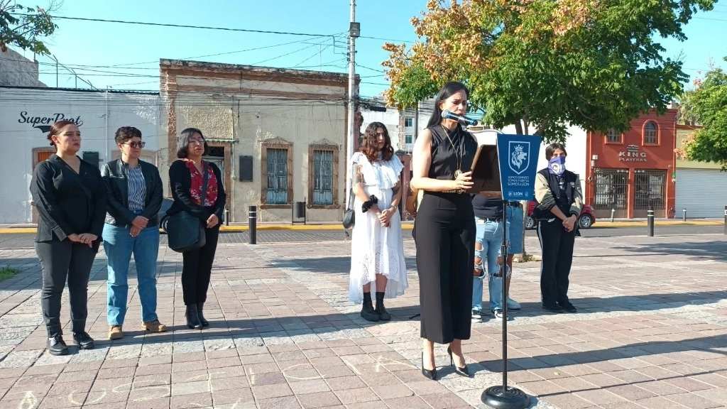 Alejandra Gutiérrez Campos, presidenta municipal de León, Guanajuato, ofrece una disculpa pública a las mujeres detenidas cuando se manifestaban en agosto de 2020, contra el abuso sexual de un policía. Foto Carlos García 