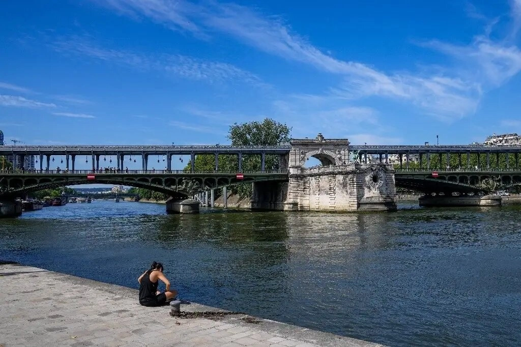 Una mujer disfruta del sol matutino a orillas del río Sena durante los Juegos Olímpicos de Verano de 2024, el 28 de julio de 2024, en París, Francia. Foto Ap
