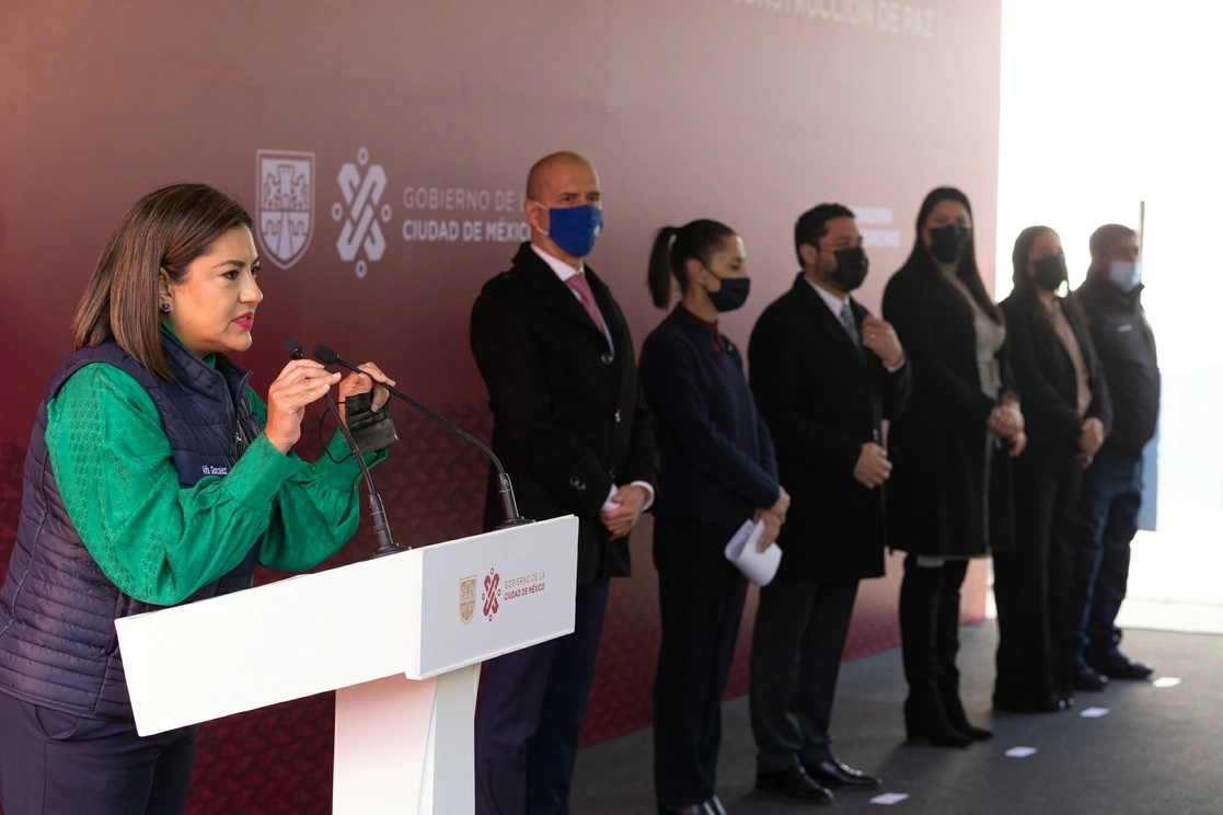 Los vecinos señalaban que no tenía porque estar ahí, dado que se trataba una encuentro cívico, a lo que el personal explicaba que sólo había acudido a saludar a los asistentes. Foto Pablo Ramos