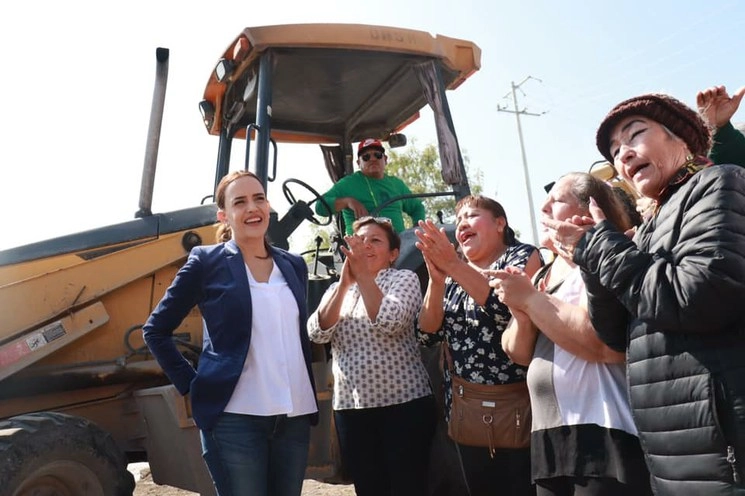 Clara Luz Flores Carrales (a la izq.) militó 22 años en el PRI, tiempo en el cual desempeñó varios cargos políticos. Foto https://es-la.facebook.com/ClaraLuzFlores
