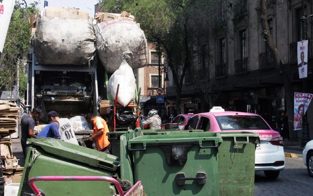 Recolección de basura en calles de la CDMX. Foto Roberto García Rivas