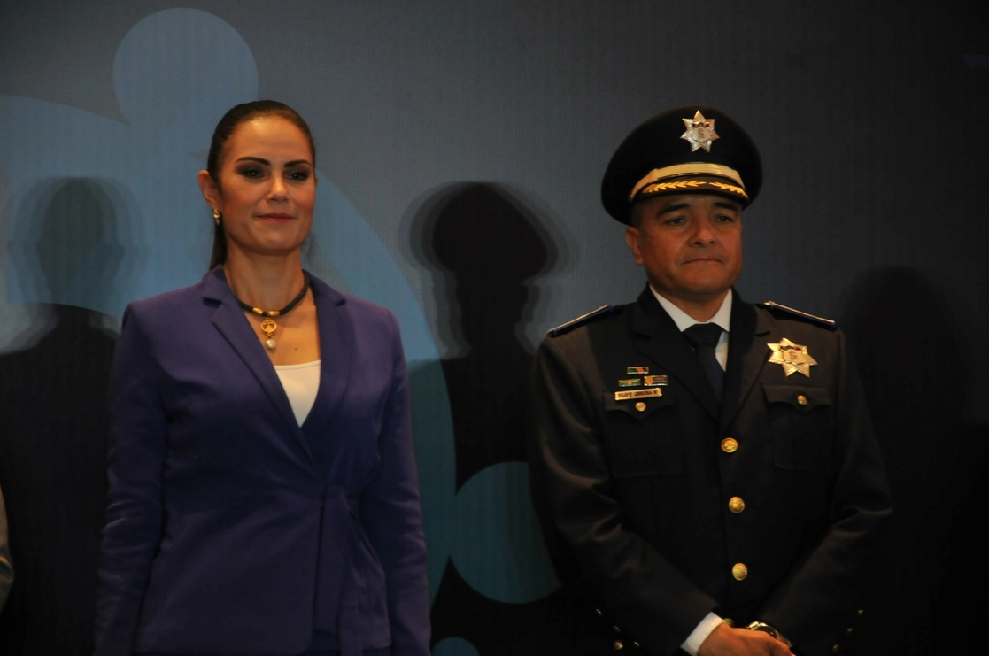 La alcaldesa electa de León Alejandra Gutiérrez Campos y Mario Bravo Arrona, ex escolta de gobernador del Guanajuato y actual titular de la SSP en ese municipio, el 7 de octubre de 2021. Foto La Jornada