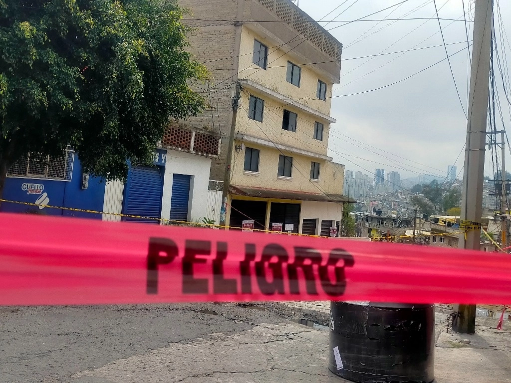 Personal del Protección Civil de la alcaldía de Naucalpan retiró ocho tanques de gas de 20 kilos del edificio que demolerán en la colonia Alfredo Bonfil. Foto Silvia Chávez 