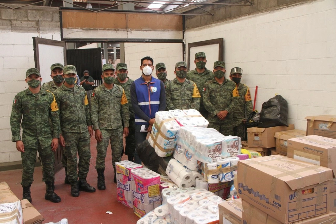 Las 9.2 toneladas de víveres recopiladas por la demarcación, fueron entregados al centro de acopio de la Sedena ubicado en el Aeropuerto Internacional de la Ciudad de México. Foto cortesía alcaldía Benito Juárez