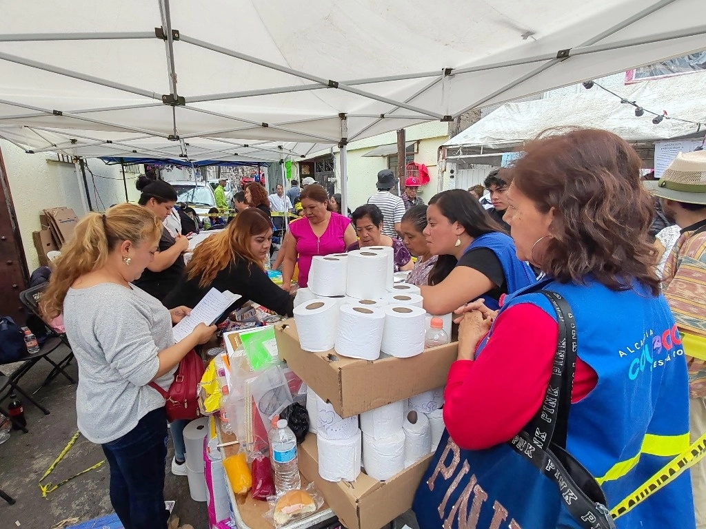 En estas tareas se ha priorizado la participación de la propia comunidad quienes han apoyado en las tareas de recolección y clasificación y entrega de los alimentos, ropa y calzado. Foto cortesía alcaldía Coyoacán