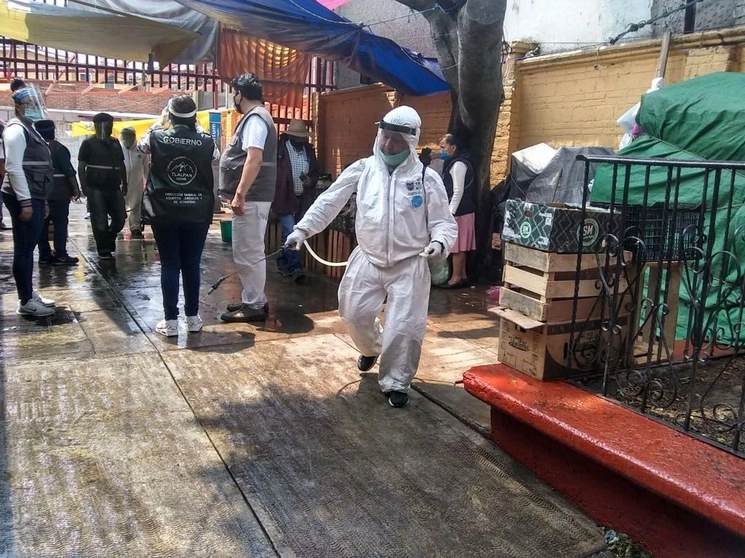 Trabajadores de Tlalpan sanitizan el mercado y zonas aledañas de San Andrés Totoltepec. Foto de Twitter @TlalpanAl