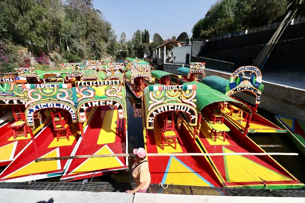 Personal de la Dirección de Turismo de la alcaldía Xochimilco, junto con elementos de las policías Auxiliar y Ribereña, así como de la Guardia Nacional realizan recorridos para vigilar el cumplimiento de las tarifas oficiales. Foto Luis Castillo / Archivo
