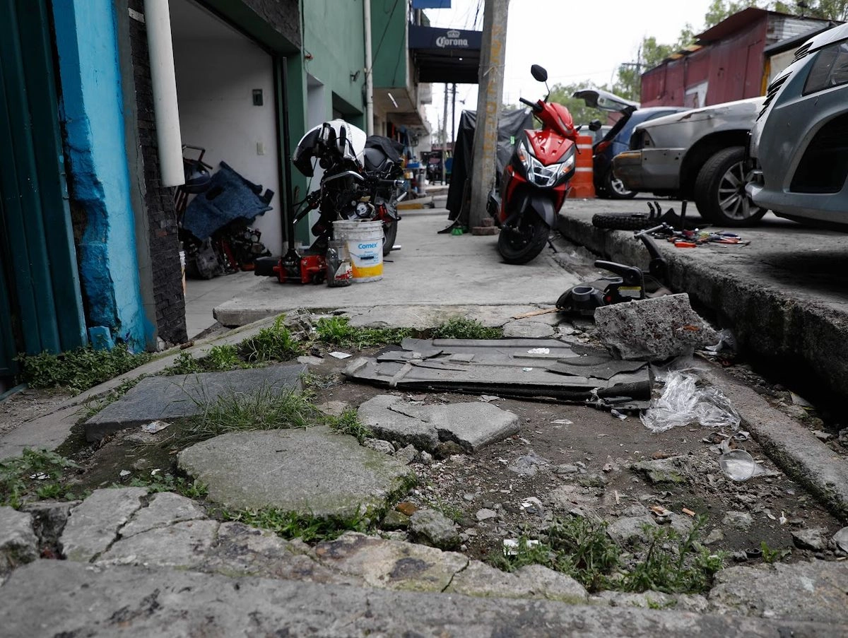  Las calles de la capital reflejan un abandono evidente al presentar grietas y baches. ‘La
Jornada’ hizo un recorrido por Iztapalapa, Iztacalco y Gustavo A. Madero; en la imagen, la colonia 25 de Julio, ubicada en esta última demarcación, donde también hay hundimientos. Foto 