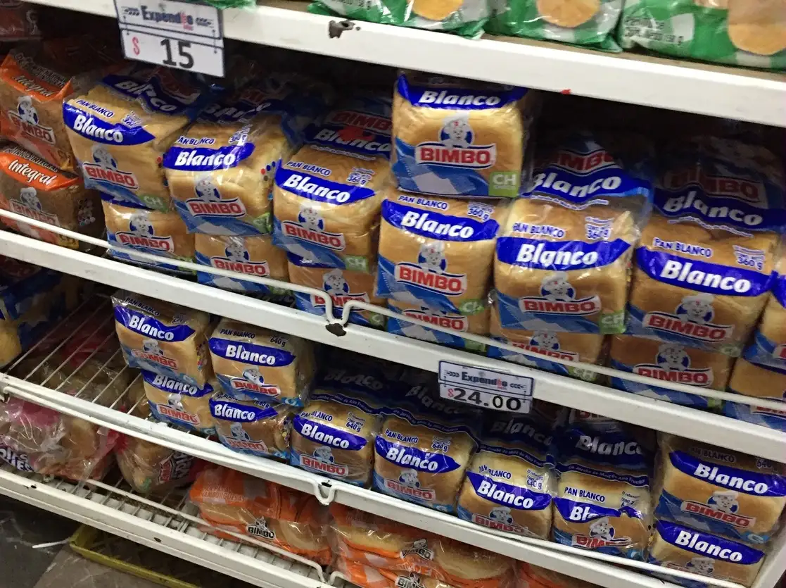 Productos Bimbo en venta en una tienda de la CDMX. Foto Guillermo Sologuren