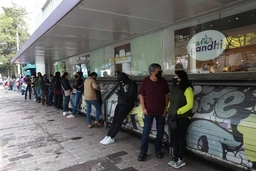 Fila para ingresar a una librería durante la pandemia. Foto María Luisa Severiano/ archivo
